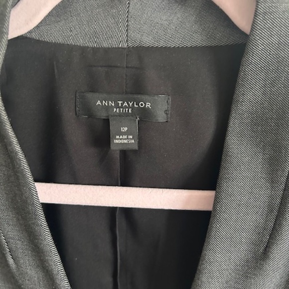 Ann Taylor The Petite Cutaway Blazer in Bi-Stretch Dark Gray Size 12P Preowned - Picture 10 of 16